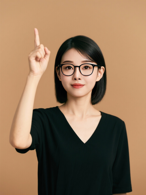 女性讲师职业形象，戴黑框眼镜、穿黑色 V 领上衣，右手食指指向上方，正面半身照，纯色暖色调背景预览效果