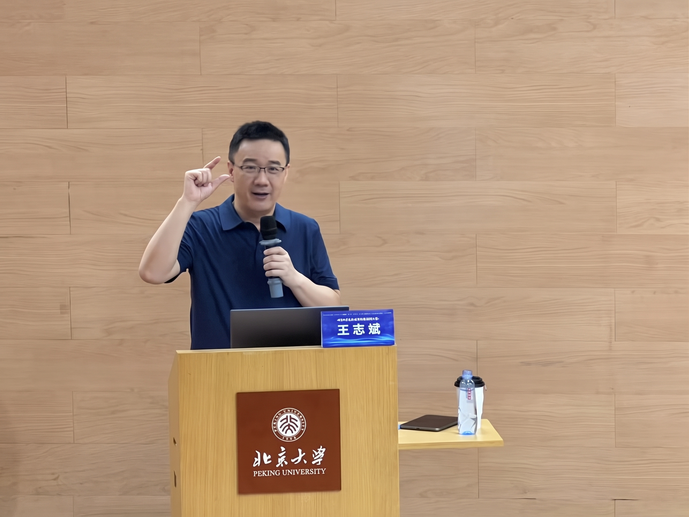 把背景中的白色管线擦除掉 - 图片创意预览