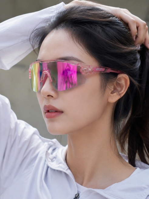 中国女生脸部特写，五官精致，化着干净漂亮的哑光底妆，佩戴图中的粉色渐变镀膜运动眼镜，不改变眼镜的几何特征、颜色、材质、镜框粗细、鼻托形状、镜腿样式，模特形象和衣服不要和参考图片相同，超高清，专业人像摄预览效果