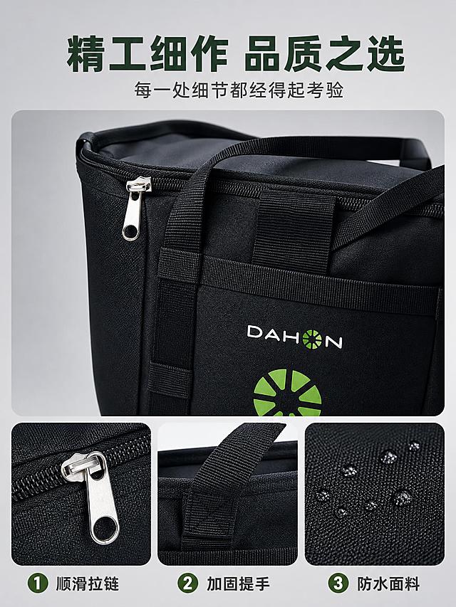 [主图-8] 细节特写主图，展示车包的做工细节：拉链、提手、缝线、面料质感。
[统一基调] 淘宝/天猫专业品质风格，浅灰影棚背景，背景主色为浅灰色渐变，标题字色为深墨绿色，辅助字色为深灰色，强调色为军绿色，字体为现代无衬线粗体，字号层级分明，卡片采用圆角浅灰样式，图标为线性简约风格。
[画面] 采用1大+3小的拼图版式，主画面占上半部分60%，展示黑色车包的整体侧面特写，清晰展示车包的拉链、提手和面料纹理；下方3个小窗口分别展示：左下方是拉链头和拉链齿的特写，展示顺滑拉链；中间是车包顶部提手的特写，展示加固缝线和舒适握感；右下方是车包面料的微距特写，展示防水面料的纹理和质感。每个小窗口都有编号和简短标注。
[光影质感] 专业影棚微距摄影质感，主光从侧方照射，突出面料纹理和金属拉链的光泽，细节清晰锐利，阴影柔和，整体质感精致高级。
[配色] 浅灰色背景，黑色车包为主体色，金属拉链有银色光泽，标题深墨绿色，辅助文字深灰色，整体精致专业。
[文字版式] 顶部主标题大字"精工细作 品质之选"，下方副标题"每一处细节都经得起考验"，3个小窗口下方分别标注："①顺滑拉链"、"②加固提手"、"③防水面料"，文字放在负空间不遮挡细节展示，字体为现代无衬线粗体，标题最大最粗，标注文字较小。
[输出要求] 比例3:4，文字清晰可读，产品细节清晰锐利，禁止变形、错字、模糊、杂乱、水印、平台Logo。