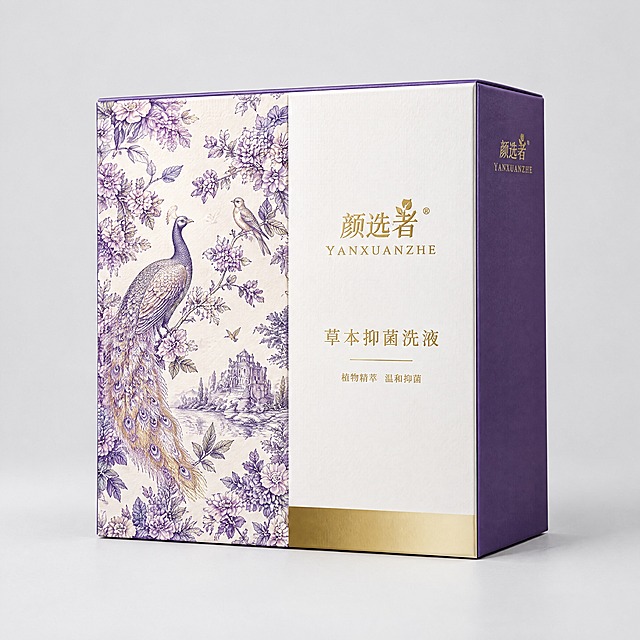 根据提供的包装刀版图，生成颜选者品牌抑菌洗液长方形包装盒3D效果图。宽版长方形纸盒，深紫色，正面采用左右分栏排版：左侧大面积法式复古紫色花鸟图案，右侧白色区域配金色"颜选者"logo和产品名称"草本抑菌洗液"，底部金色渐变条。浅灰色背景，正面微侧角度，洗护用品包装，清新专业，高端日化风格，纸质包装盒