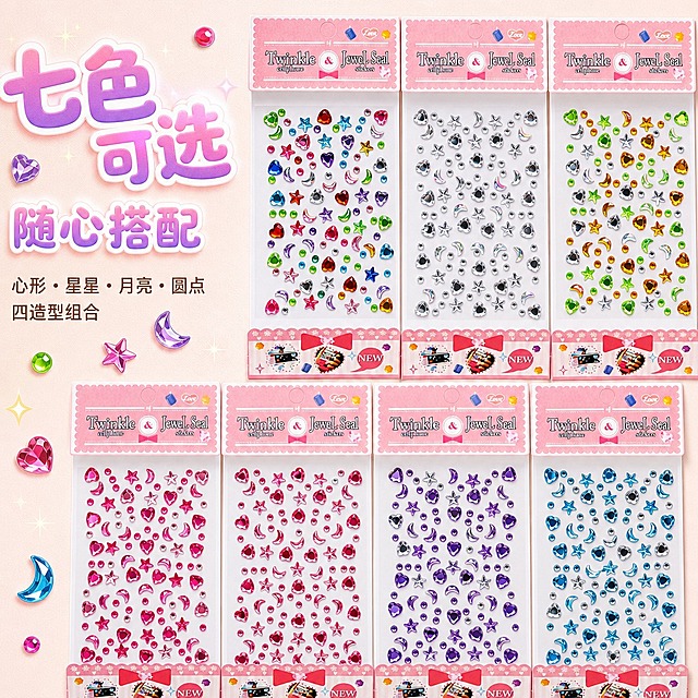 电商产品主图，1:1正方形构图。严格还原上传的7款亚克力宝石钻饰贴纸产品，包括每款贴纸完整包装（顶部粉色挂头卡、中间白色钻饰区、底部粉色装饰底卡）、白色卡纸底版、透明PET覆膜、钻饰形状、颜色、排列方式、间距、数量等所有细节——7款背卡的完整包装外观与上传图片中的实物完全一致，不做重新设计或美化变形，每张背卡的顶部粉色挂头和底部粉色装饰卡都完整展示，不得裁切。特别注意：樱花粉色款为纯粉色调，所有钻饰全部为粉色，不带任何银色钻；玫红色款为深玫红色调，带有银色钻点缀，两款颜色和钻饰构成明显不同，绝对不能做成一样的。画面采用左右分栏布局：左侧约三分之一宽度为文字区域，右侧约三分之二宽度为产品陈列区域，产品紧贴画面右边缘和上下边缘，边缘尽量不留白。左侧文字区域左对齐竖向排列：最上方主标题"七色可选"，采用圆润气泡可爱文字效果，粉紫到白色渐变，带粗白描边和柔和外发光，字号大；主标题下方"随心搭配"，同风格同色，字号略小；再下方副标题"心形・星星・月亮・圆点 四造型组合"，使用细体棕色无衬线字体，小字号，左对齐，可分两行排列；文字区其余空位可点缀零星的小钻石图案和星光装饰，填充留白。右侧产品陈列区共7张等大完整包装背卡，整体尺寸一致，紧贴排列不留空隙：上排3张靠右对齐排列，从左到右为彩虹混色款、银色透明款、黄绿橙暖色调款；下排4张铺满排列，从左到右为樱花粉色款（纯粉色，无银色钻）、玫红色款（深玫红，带银色钻）、梦幻紫色款、海洋蓝色款。每排背卡紧贴画面上下边缘和右边缘，排与排之间无间隙。每张背卡上的心形、五角星、月牙形大钻和圆形小圆钻都鲜亮饱和、通透明亮、闪闪发光，强光下折射七彩镭射高光，绝对不能发黑、发灰、发暗、暗沉或蒙雾。背景为奶油粉白色纯色底，带细微的纸张肌理。整体风格为马卡龙清新风+卡通童趣风，光线均匀明亮，以产品展示为主，7款颜色一目了然，7张完整包装背卡尺寸完全一致、紧凑排列、边缘无多余留白，左侧文字填充空位，排版主次分明，高级统一无割裂感。商业摄影质感，高清细腻。版本1。