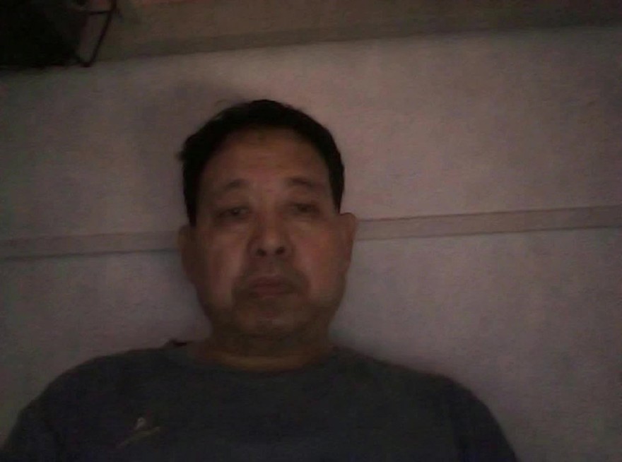 女生走在街道上，镜头向左旋转流畅滑行，展示街道的时尚繁华。预览效果