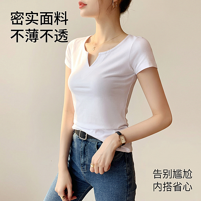 [垫图] https://gdesign-dam-hz.dancf.com/35985429411517505/4c5e4efd220a45369b851ffa49eab06d.png
[主图主题] 女士修身打底衫防透卖点展示
[氛围/风格] 时尚简约高级感，柔和棚拍光影
[画面元素] 同一位亚洲女性模特，保持同款穿搭，模特侧身正对光源，展示打底衫在逆光下依旧不薄不透的特质，背景保持干净浅米色墙面，光影与前两张保持统一，风格一致
[配色色系] 主色调：纯净白，辅助色：浅米背景
[视角构图] 中景平视，主体突出
[文字版式] 左上角文案“密实面料 不薄不透”，右下角小字标注“告别尴尬 内搭省心”，字体均为无衬线体，文字在留白区域不遮挡主体，极简悬浮排版
[比例分辨率] 2k分辨率