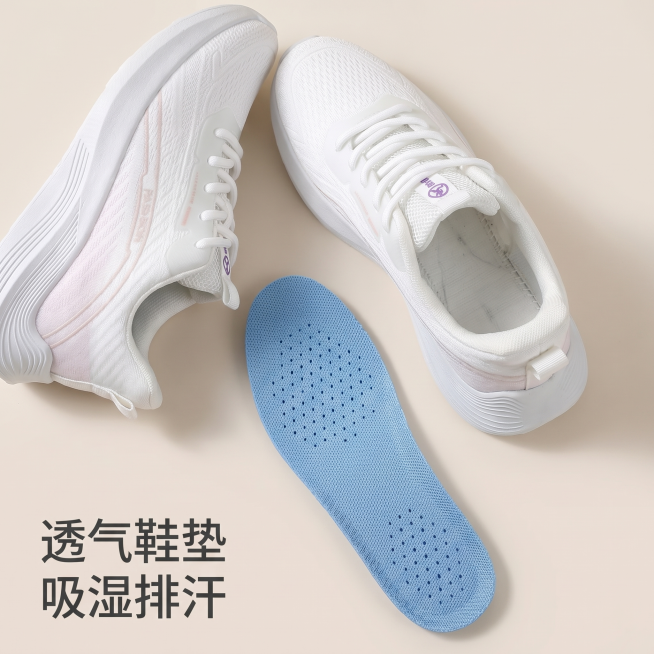 [详情图 5] 飞织网面运动鞋鞋垫细节展示。[氛围/风格] 简约清新电商风，商业摄影质感，光线柔和通透，产品清晰真实，画面干净高级。[元素/光影] 展示蓝色透气鞋垫取出放置在鞋子旁，清晰呈现鞋垫透气网预览效果