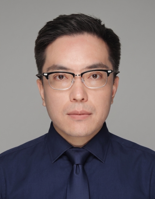 嘴唇哑光，背景换成灰色，衬衣换成深蓝色，加上领带预览效果
