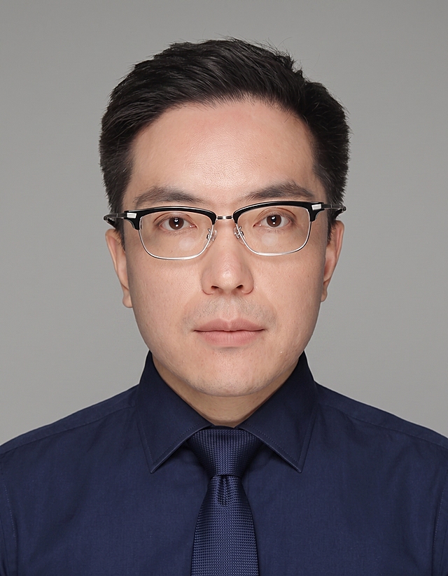 嘴唇哑光，背景换成灰色，衬衣换成深蓝色，加上领带