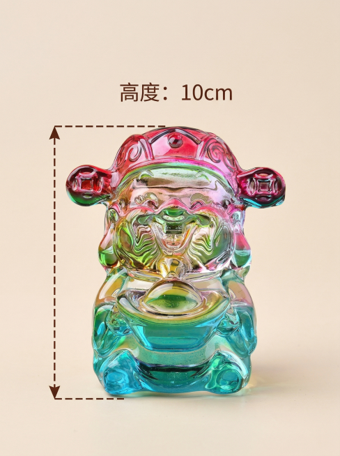 彩色大财神水晶摆件尺寸说明图，背景为纯净浅米色，彩色大财神水晶摆件居中放置，标注线指向摆件的高度位置，标注文字“高度：10cm”。字体为无衬线体，深棕色，文字悬浮于背景无底色。画面简洁清晰，突出尺寸信预览效果