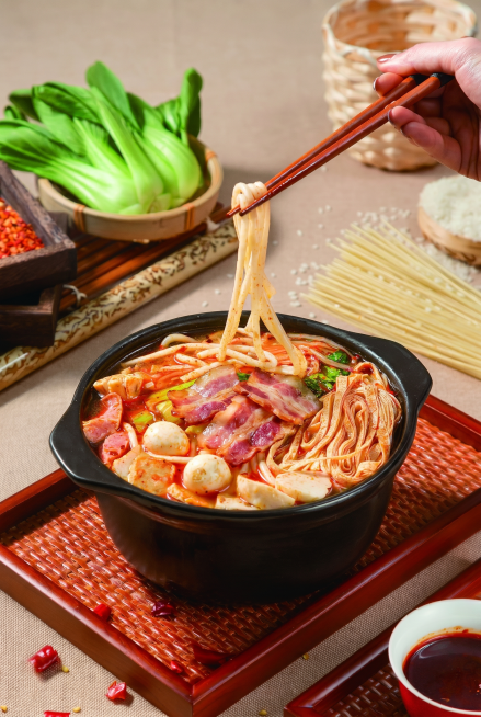 在这碗砂锅米线的锅里添加几片培根，保持原图片整体风格、配色和构图不变，真实自然预览效果