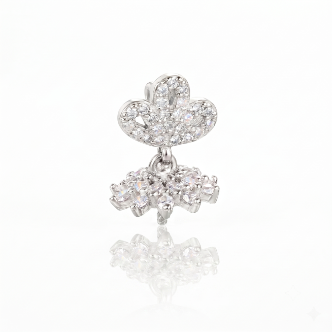 移除图片中所有尺寸标注的线条和文字，只保留白金色吊坠空托产品，保持产品形状、颜色、质感和倒影不变，保留纯白色背景预览效果