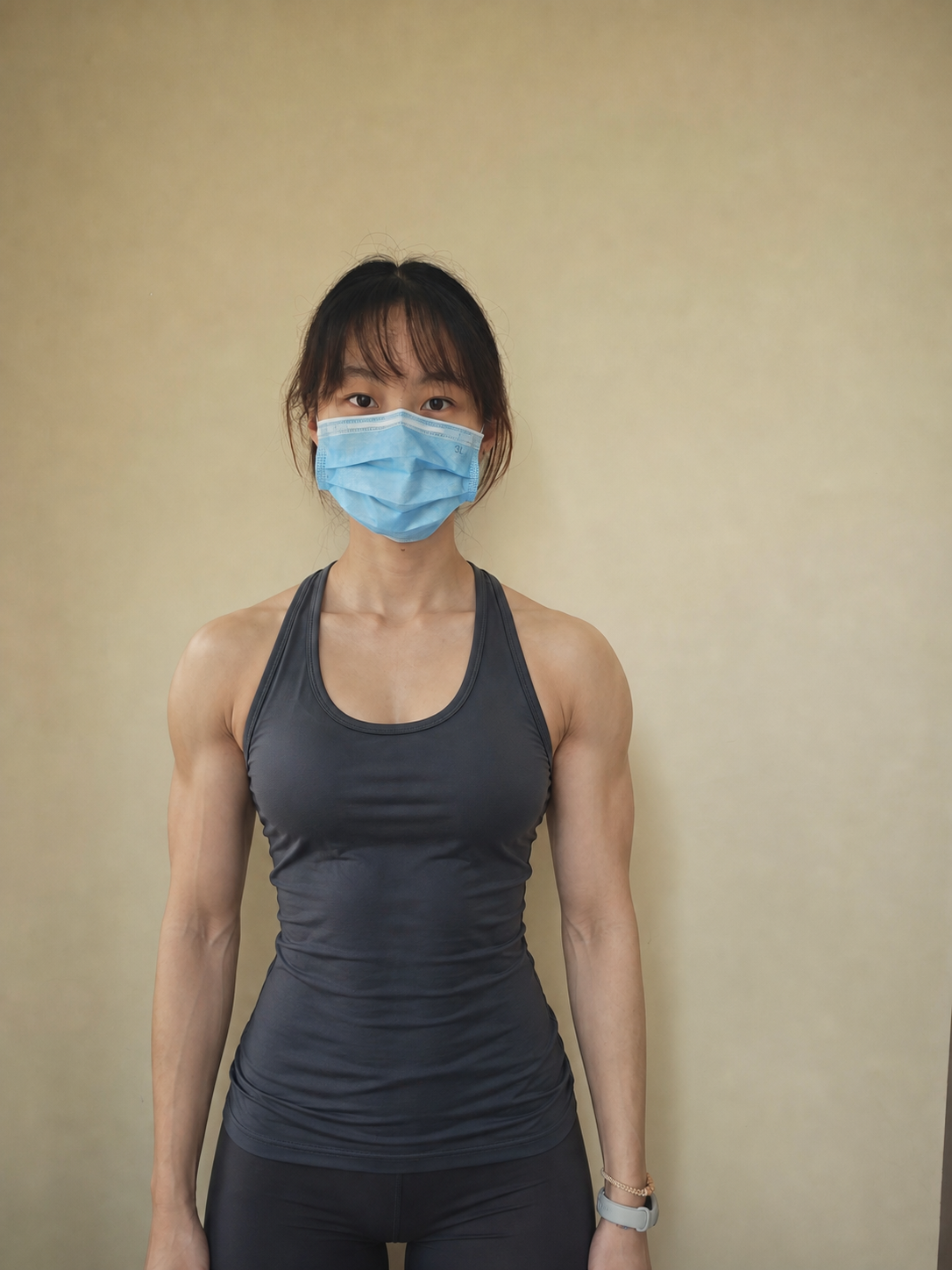 将图中人物的白色医生短袖工作服换成健身肌肉服，保留人物的头部、… - 图片创意预览