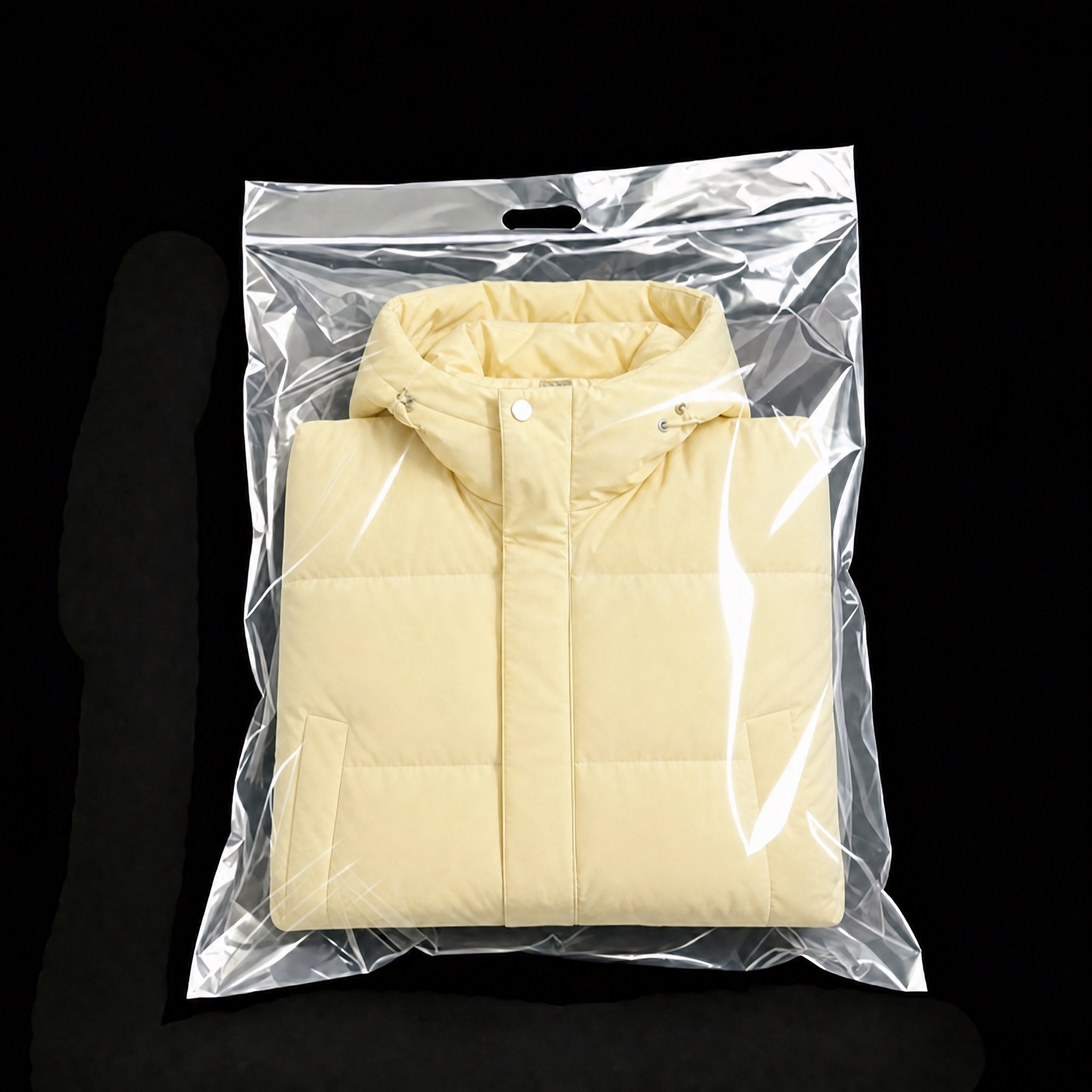 修改这张图片：把衣服的两只袖子折叠到衣服下面，袖子被压在衣身下… - 图片创意预览