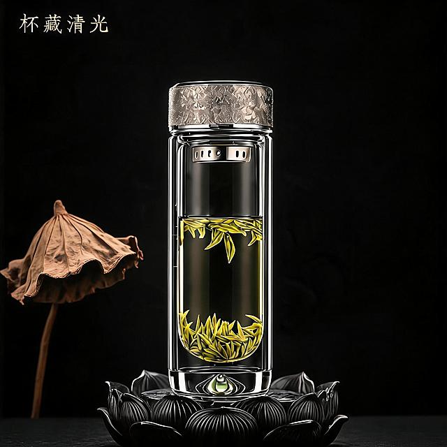 在原图基础上更换背景为：暗黑禅意茶空间，黑色实木雕刻莲花底座承托，背景纯黑仅左侧放一张枯荷残叶，保持整体暗黑诗意简约风格，完全保留原图金属杯盖、玻璃杯、茶叶茶汤、左上角文案「杯藏清光」不变，维持8K超高清商业静物奢侈品质感，低饱和黑金暗调，大面积暗调留白