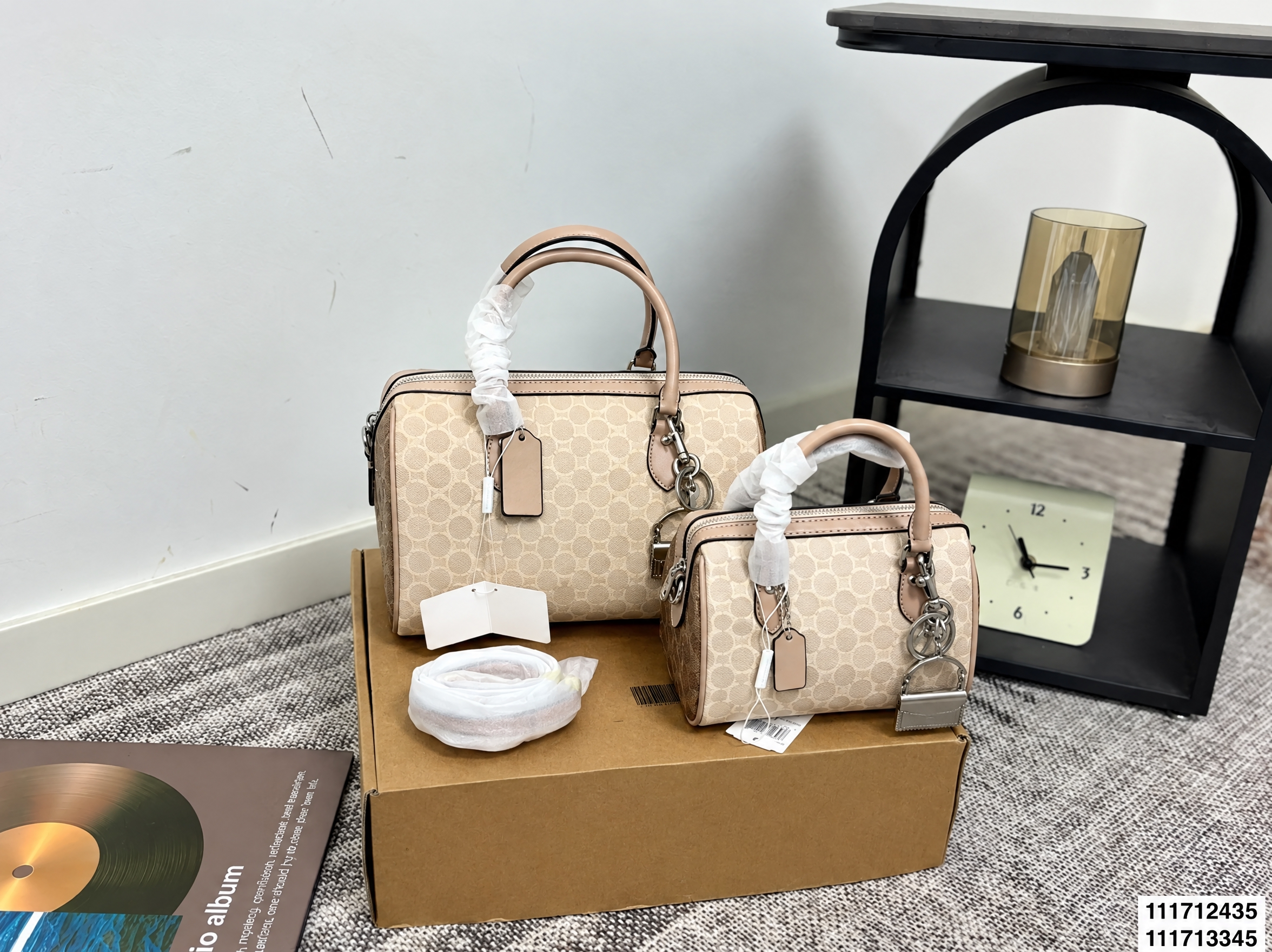 去掉图片中所有的COACH品牌LOGO和文字，包括包身金属LO… - 图片创意预览