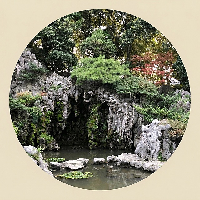 将这张南假山图片裁剪为正圆形，保留南假山核心景观在圆形区域内，背景为浅米色，保持图片清晰度和原有色彩风格不变