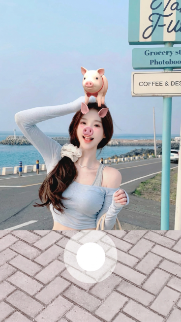 去掉图片四周的白色圆角边框，保留原有的人物和猪鼻子特效；在人物的头顶添加一个可爱的粉色小猪，小猪使用提供素材图里的样式，保持整体风格和原照片一致预览效果