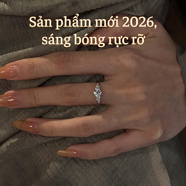在图片上添加文字 "Sản phẩm mới 2026, sáng bóng rực rỡ", 保持戒指和手的原图不变，文字美观清晰放置在合适位置