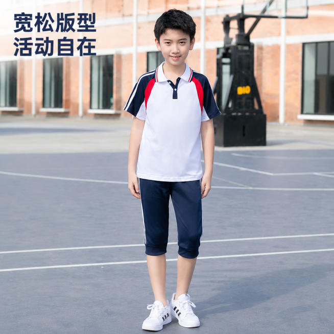 [主图-3] 小学生夏季校服白红色款展示。保持白红蓝拼色短袖polo+藏青色七分裤的产品外观、物理结构、材质质感、颜色与输入产品图绝对一致，杜绝任何变形和色差，精细化处理。同第一张图的男小学生模特，保预览效果