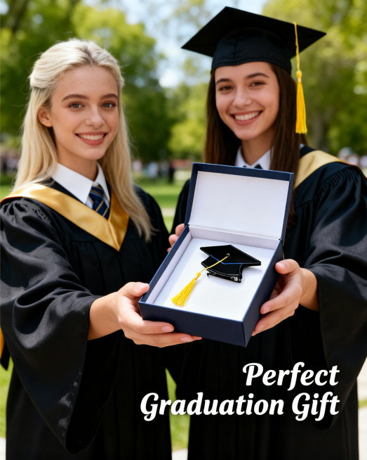 展示毕业帽发夹放在精致的礼品盒中，旁边有一位女生微笑着将礼品盒递给另一位穿着学位服的毕业生，传递毕业赠礼的温馨氛围，英文文案“Perfect Graduation Gift”预览效果