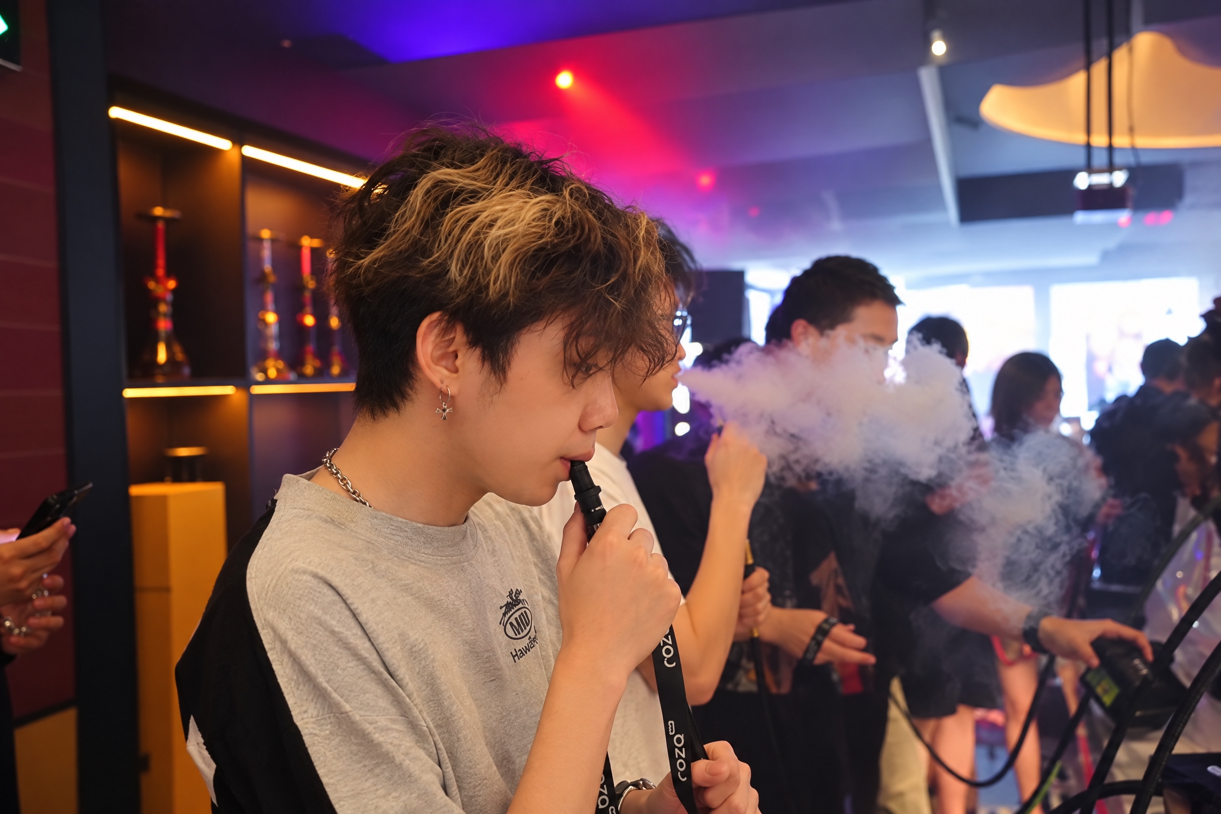 提升整体画质，去除噪点，增强精修质感，保留真实自然的写实质感，… - 图片创意预览