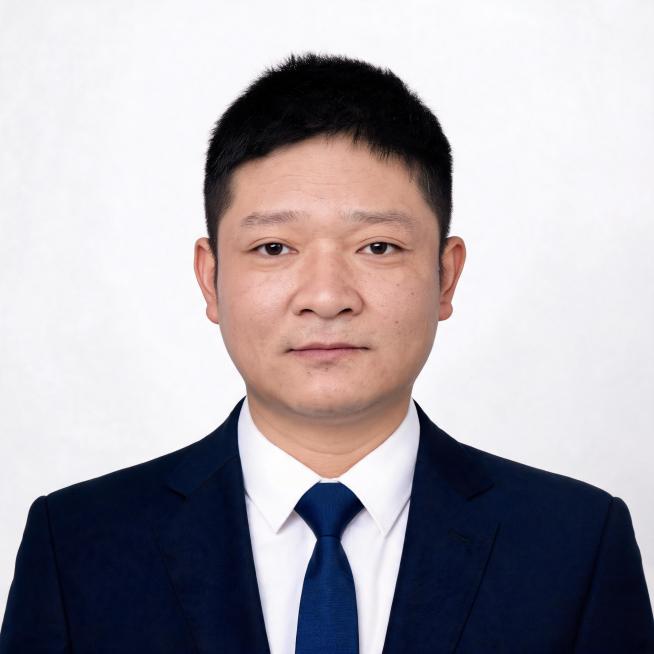 保留人物五官特征，换为标准商务证件照，藏青色西装外套，白色衬衫，深蓝色领带，纯白背景，正面胸像，专业布光，超写实高清预览效果