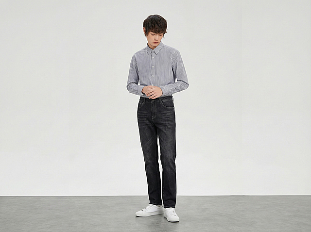 白底图衣服穿到模特身上 
模特：不能改模特的种族和动作
服装贴合：衣服完全贴合模特身形，无违和感，保留衣服原有版型 / 颜色 / 细节（如纽扣、印花、刺绣）无变形 / 无颜色偏差 / 保留细节
场景：灰色地面与白色背景，光线自然，背景简洁
画质要求：写实，8k，高细节，对焦清晰，光线自然，无变形