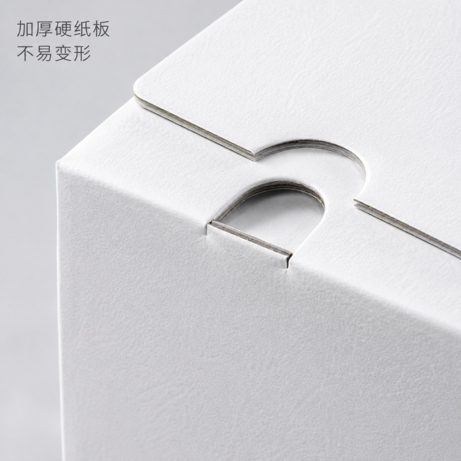 [主图-3] 材质细节特写展示卡牌收纳纸盒。氛围风格：品质细节展示，突出结实耐用特性。画质：商业摄影微距特写质感、细节清晰、画面干净高级。元素：微距特写放大展示纸盒边角、翻盖扣位和加厚纸板材质，展现硬预览效果