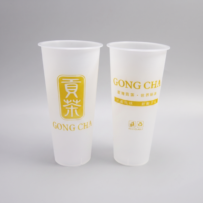 将图片背景调整为均匀的浅灰色，保留两个贡茶塑料杯的全部内容和形状不变，不改动杯子本身，只修改背景颜色，保留四周留白预览效果