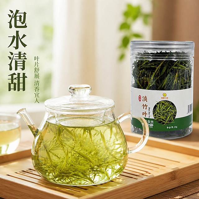 [主图-3] 淡竹叶冲泡细节展示
[氛围风格] 真实自然冲泡场景，清新治愈风格
[画质] 商业摄影质感、光线柔和通透、产品清晰真实、画面干净高级、颜色鲜亮自然
[元素] 前景放置透明玻璃壶，泡好淡竹叶茶汤清澈淡绿，淡竹叶在茶汤中舒展。后方放置原透明罐装淡竹叶产品，虚化景深突出前景冲泡效果。保持淡竹叶罐装产品外观、物理结构、材质质感、颜色与输入产品图绝对一致，杜绝任何变形和色差，精细化处理。背景搭配浅木色茶盘，整体干净整洁，场景真实生活化
[光影] 柔和窗边自然光，茶汤通透明亮，叶片舒展纹理清晰，整体光线明亮不刺眼，突出润喉解渴的清凉感
[配色] 淡绿色茶汤为主调，搭配玻璃透明质感和浅木色，清新自然，鲜亮通透
[视角构图] 前实后虚构图，前景冲泡效果特写，后方产品衬托，景深自然
[文字版式] 左侧竖排大字"泡水清甜"，深绿色粗体；下方小字"叶片舒展 清香宜人"，浅绿色小号，文字排版不遮挡主体
[输出要求] 1:1比例，文字清晰可辨，超高清商业摄影质感
[负向提示词] 变形，文字错乱，产品图模糊，背景杂乱，水印，电商平台Logo
