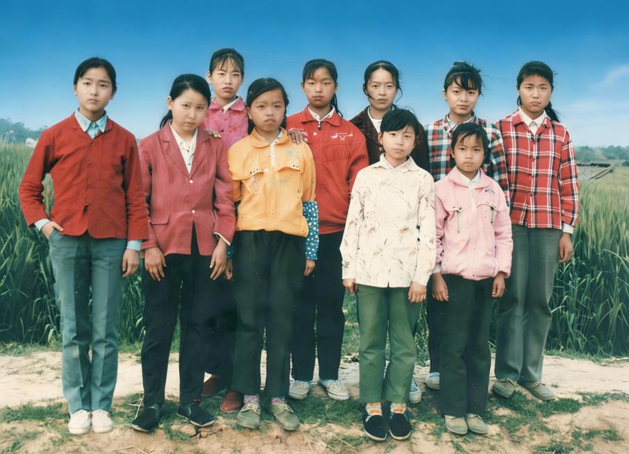 将图1左下方穿红色外套的女孩的头像替换为图2的头像，保持人物姿势、服装不变，肤色、光影与整体画面自然融合，过渡协调预览效果