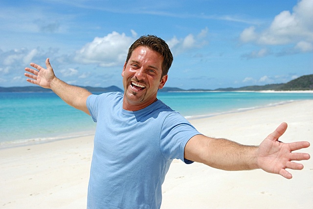 将图一中的人物替换到图二中，人物改为张开手臂的动作，换上休闲短袖T恤，表情改为大笑，人物面部特征保持不变