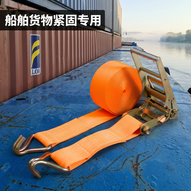 [主图 5] 拉紧器轮船甲板场景展示主图
[氛围风格] 实景工业风，专业真实
[画质] 商业摄影质感、光线清晰通透、产品清晰真实、画面干净高级
[元素] 橙色拉紧器放置在轮船蓝色甲板上，背景远处可见集预览效果