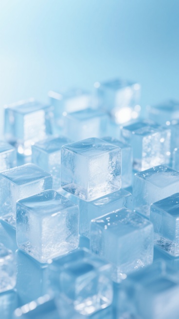 大量透明立方体冰块紧密排列，冰块表面光滑有光泽，带有自然的棱角和细微的冰晶纹理，整体呈现出纯净的淡蓝色调，背景为渐变的浅蓝色，光线从上方柔和照射，冰块边缘有明亮的高光，内部有通透的质感，营造出清凉、洁净、通透的氛围。预览效果