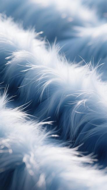 一张毛绒材质的特写照片，整体呈现出柔软蓬松的质感，细长的绒毛根根分明，自然地向不同方向舒展，形成柔和的波浪状纹理。光线从上方柔和地洒下，使得绒毛的顶端泛着明亮的白色高光，而绒毛的根部则呈现出深邃的天蓝色，色彩过渡自然且富有层次感，营造出温暖而梦幻的氛围，没有任何文字、LOGO、二维码及联系方式。预览效果