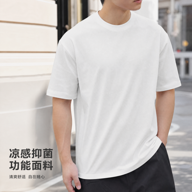 [主图-5] 纯白色男士宽松落肩短袖T恤近景展示面料细节，保持原产品T恤颜色、版型、面料质感与模特一致，杜绝变形和色差。换为简约街拍背景，干净简洁的城市街道场景，带有自然柔和光影，突出T恤面料细节，商预览效果