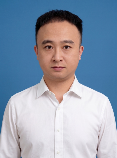 参考图中保留人物脸型、发型、年龄等特征生成公务员事业单位职场形象照，标准焦段50mm，f/4光圈，平视视角，镜头与人物视线齐平；人物占画面70%，人物居中，居中构图，位于画面中心，为视觉聚焦点，入境范预览效果