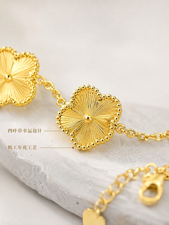 [主图-3] 黄金四叶草手链 细节微距与设计亮点。
[统一基调] 精致轻奢高级珠宝风格，背景奶油白浅灰渐变，暖金柔光，抖音3:4竖版。
[画面] 黄金四叶草手链微距特写，主体占画面约70%，画面中心聚焦其中一朵四叶草花头，展示车花放射状纹理与珠边钉砂工艺细节，花瓣表面细腻拉丝纹路根根清晰，边缘珠边颗粒均匀饱满，中心小金珠立体。旁边延伸出部分链节与相邻一朵四叶草的局部，形成前后景深。背景为纯净浅灰渐变，下方放置一块浅灰色岩板作衬托，手链自然摆放，延长链与扣头在画面右下角虚化呈现。
[光影质感] 微距珠宝摄影质感，柔光箱多面布光，四叶草表面高光柔和，纹理立体感强，黄金色泽纯正温润，边缘清晰锐利，无灰尘划痕指纹。
[配色] 背景浅灰渐变，岩板浅灰哑光，黄金暖金色，文字深金色纤细字体。
[文字版式] 画面左侧上下排列两行小字，上行"四叶草幸运设计"，下行"精工车花工艺"，引线指向对应细节部位，字体纤细优雅，字色深金，文字占比小，不遮挡主体细节。
[输出要求] 3:4竖版，微距清晰，工艺细节可见，无变形错字模糊杂乱水印平台Logo，无多余元素。
