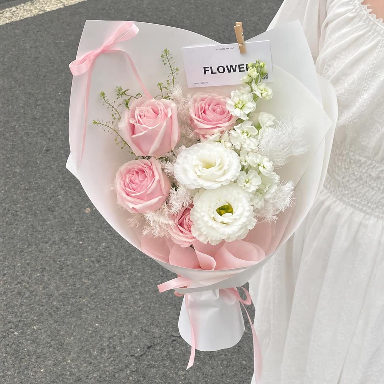 将图1花束中红圈标注的两朵白色康乃馨替换为图3中的白色洋桔梗（… - 图片创意预览
