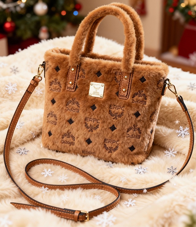 毛绒质感搭配复古印花，融合皮影风线条与重拟物设计，圣诞氛围中传递温馨舒适与时尚格调。