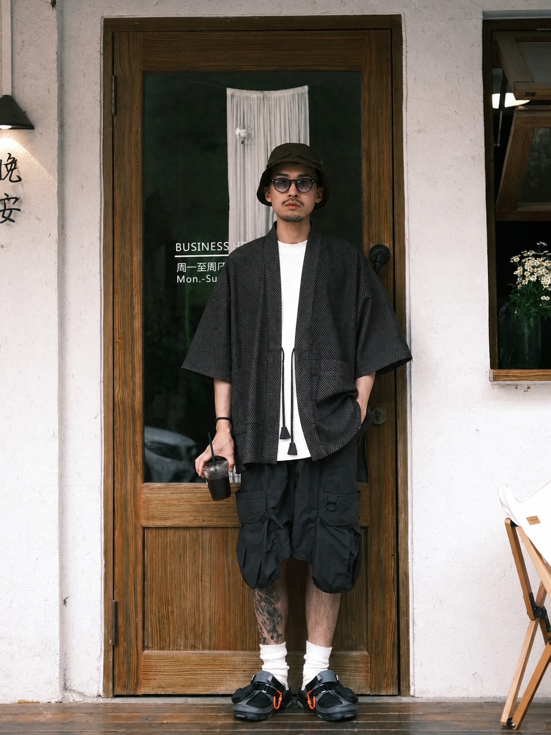 将第二张图中的衣服穿到第一张图的模特身上，保留衣服的所有细节、… - 图片创意预览