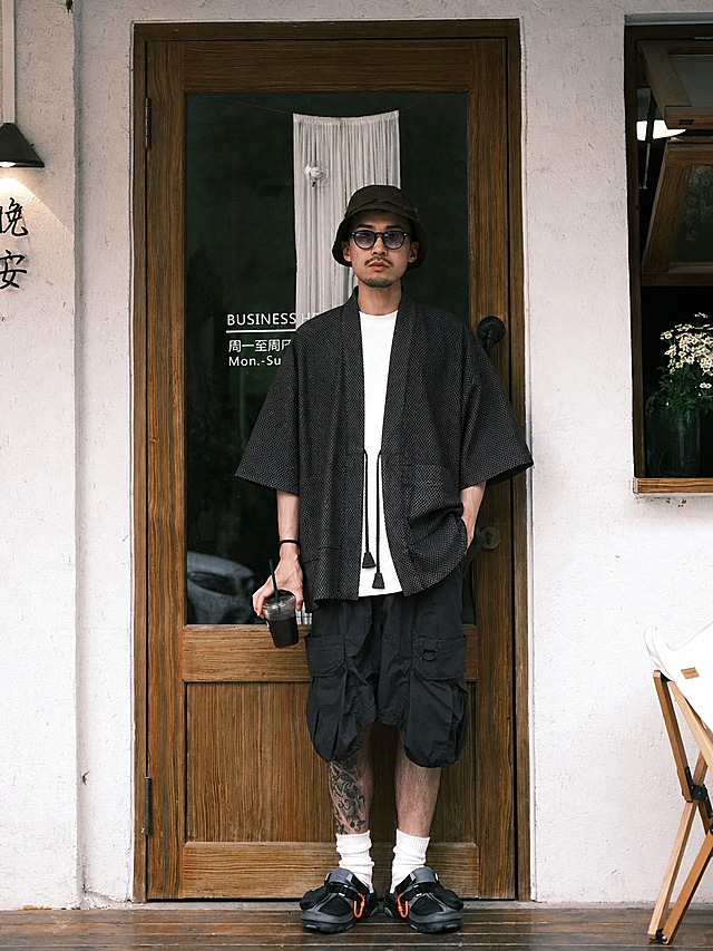 将第二张图中的衣服穿到第一张图的模特身上，保留衣服的所有细节、面料纹理、颜色、图案、版型完全不变，衣服自然贴合模特身形，褶皱自然真实，保留模特的姿势、发型、背景、裤子、鞋子、配饰全部不变，高清人像摄影，质感写实