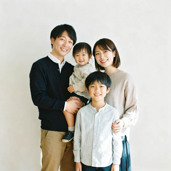 一家四口，爸爸妈妈抱着一个小朋友，前面站着另一个小朋友，温馨的家庭合影，暖色调，自然光线，全家福风格，背景简洁干净预览效果