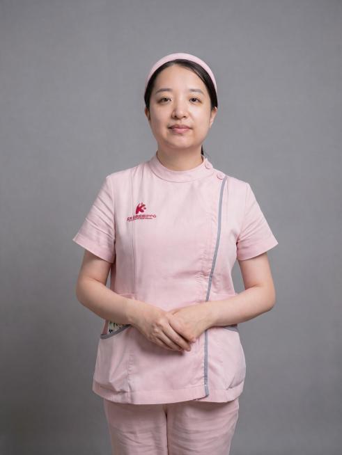调整粉色工作服，熨平衣服褶皱，去掉耳后的发丝碎发，保持整体其他内容不变，保留原背景颜色和人物姿势、五官特征预览效果