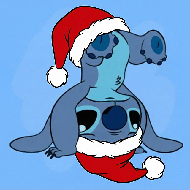 给史迪仔戴上圣诞帽