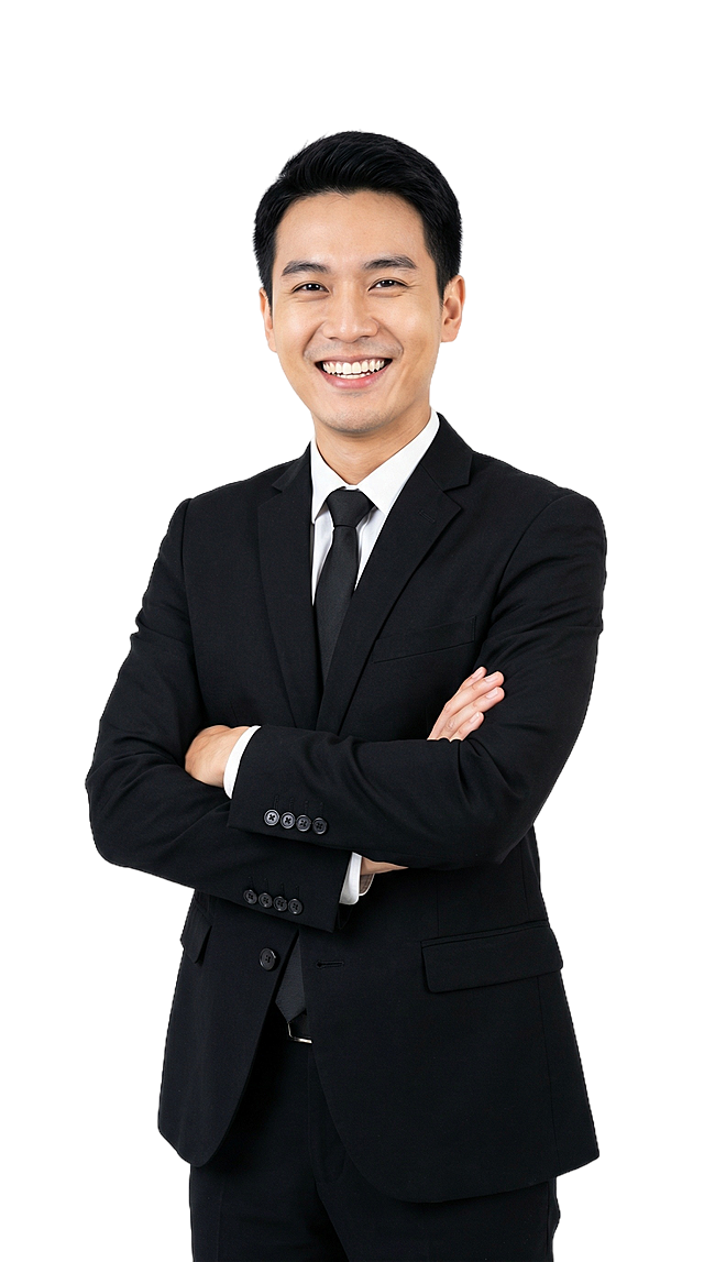 画面主体是一位面带爽朗笑容的东亚男性，留着整洁的黑色短发，笑容舒展亲和，整体气质阳光又干练。身着一身笔挺的黑色西装套装，内搭白色衬衫，搭配黑色领带，商务装扮正式得体，西装袖口的装饰纽扣也显得精致讲究。他双臂交叉于身前，神态自信放松，背景是纯净的白色