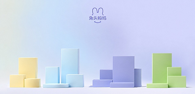 参考原图片的风格和渐变浅蓝背景，保留兔头妈妈品牌logo，删除所有文字，删除所有洗护产品，保持整体马卡龙色彩渐变风格和展示台几何结构。