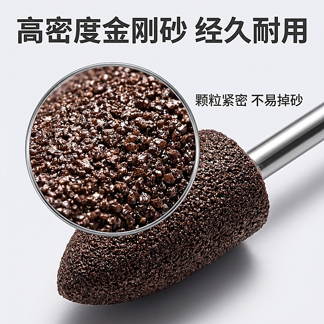 [主图 3] 棕刚玉砂轮磨头材质细节特写重绘。[氛围风格] 五金专业特写，干净高级。[画质] 微距超高清摄影，颗粒纹理真实清晰，质感强烈。[元素] 砂轮头部特写，用圆形放大框叠加显示表面砂粒纹理，整支磨头斜跨画面，主体突出。保持产品材质颜色结构和原图一致，纹理细节精细还原。背景干净浅灰渐变，不干扰主体。商品占比约70%，构图紧凑突出细节。[光影] 侧光突出颗粒凹凸纹理，明暗对比清晰，质感真实。[配色] 浅灰背景，产品自然色，简洁高级。[文字版式] 顶部标题「高密度金刚砂 经久耐用」深灰粗体，放大框旁标注「颗粒紧密 不易掉砂」小字，文字不遮挡细节。[比例分辨率] 1:1 2K，文字清晰。[负向提示词] 纹理模糊，变形，遮挡，背景杂乱。