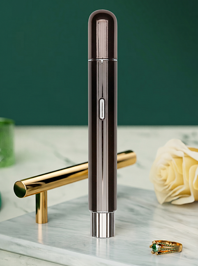 将图一中的绿色KONKA电动修眉刀替换成图二中深色的电动修眉刀，保持原场景、构图、光影和其他元素不变，背景大理石台面、金色架子、香槟玫瑰、绿色背景都保留