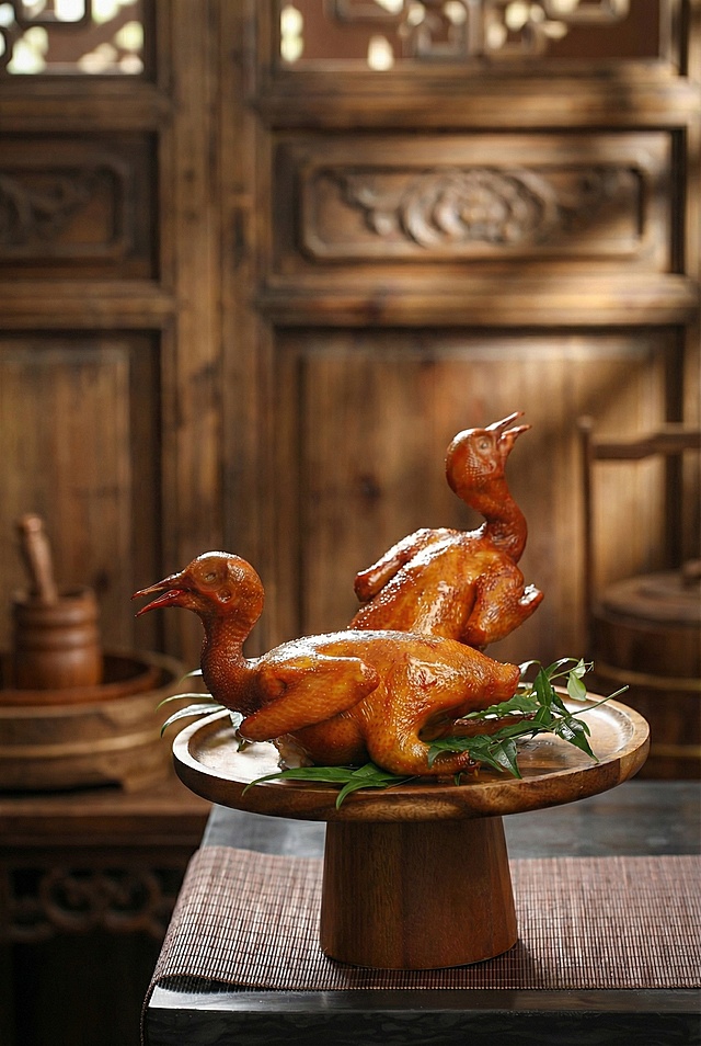 更换一个背景，背景要求跟现有背景没什么差别，主要还是凸显乳鸽