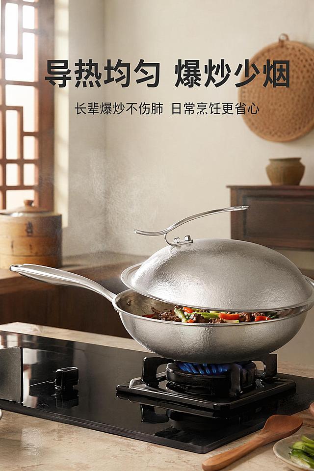 2:3 竖版，8K 超清，中式居家实景风，素雅中式厨房背景，柔光自然光，33cm 纯钛炒锅置于燃气灶，轻微清淡油烟，写实炒菜画面，严格还原上传产品图的锅体哑光钛金属色泽、锤纹肌理、锅盖造型、手柄形态、铆钉外观细节，精准还原口径 33cm，产品比例 1:1，禁止改动锅型、材质质感，锅身、锅盖、铆钉 100% 纯钛，仅手柄为不锈钢，居中标题：【导热均匀 爆炒少烟】，副标题：【长辈爆炒不伤肺 日常烹饪更省心】；场景朴实生活化，无网红布景，色调温润复古，适配中老年审美，全局柔和漫射自然光，字体选用无衬线极简文字、字号偏大、笔画粗实，深灰黑色文字，避免：浓烈黑烟、夸张烟火特效、精致 ins 风厨房、人物出镜、花哨厨具摆件、构图浮夸、冷调滤镜